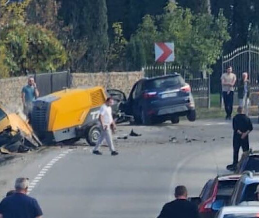 Accident pe DN1, la Poieni: trei bărbați au ajuns la spital după o coliziune între un autoturism și o autoutilitară Accident pe DN1, la Poieni